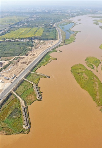<p>黄河沿岸高标准防洪设施。（资料图片）　　　　　　　　　　　　　　　　　　　　　　　　　　　　　本报记者　王猛　摄</p>