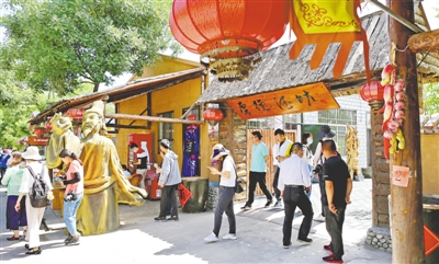 <p>石嘴山市大武口区龙泉村通过举办中国农民丰收节、特色文化旅游美食节、周末集市等活动，有效拉动了旅游消费，成为远近闻名的“小康村”。（资料图片）</p><p>本报记者　　左鸣远　摄　　</p>
