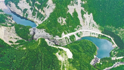 <p>龙潭水库如山间碧玉。</p>