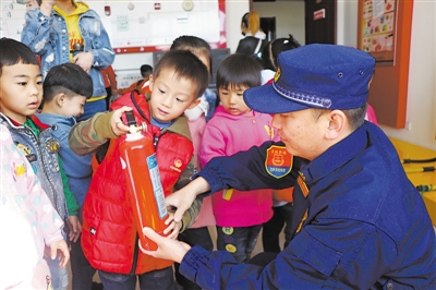 <p>　　近日，中宁县安知鸿幼儿园的50名萌娃走进中宁县消防队，零距离体验消防，增强安全知识。						本报通讯员　王淼　摄</p>