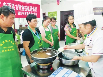 8月29日，贺兰县习岗街道办太阳城社区联合银川恒发技能培训学校开展为期5天的凉皮制作培训班，辖区50位失业居民参加。　　　　本报记者　张艳丽　摄