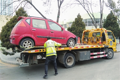 街头清拖僵尸车。@流浪凡子摄