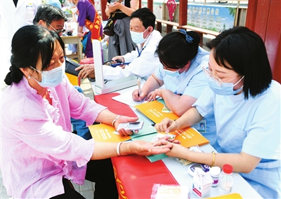 6月11日，银川市兴庆区组织辖区医疗机构在玉皇阁北街文化活动广场为居民义诊。

    本报记者  高晓刚  摄