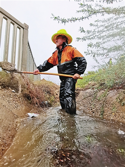 铁路防洪人员冒雨巡查、排险。    赵锐  白小平  摄影报道