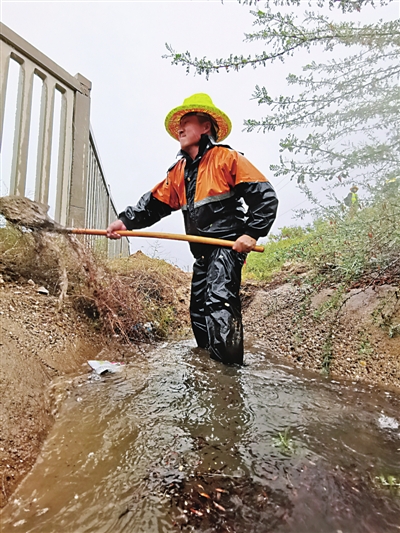 铁路防洪人员冒雨巡查、排险。    赵锐  白小平  摄影报道