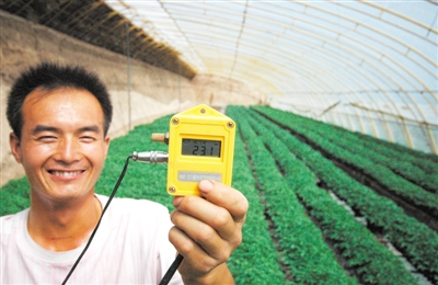 <p>　　宁夏移动为中卫特色农产品种植区7家设施蔬菜种苗培育场安装了温湿度监控报警仪。　　　　　　　　（资料图片）</p>