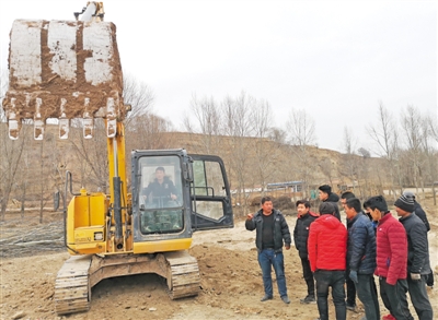 <p>　　固原市原州区开城镇郭庙村举办挖机操作技术培训班。</p>