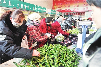 市民在抢购特价蔬菜。本报记者  周丽芳  摄