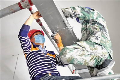 <p>　　装修工人在洛客（银川）城市创新设计中心项目工地施工。</p>