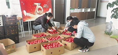 <p>　　宁夏光大国旅员工在分拣连湖西红柿。</p>
