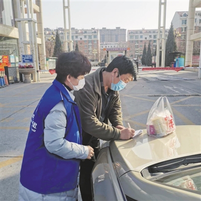 <p>　　中国国际旅行社宁夏分社员工穿着蓝马甲外送商品。</p>