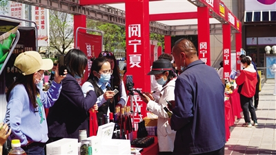 <p>　　企业借助直播平台，实现线上线下同步销售。</p>