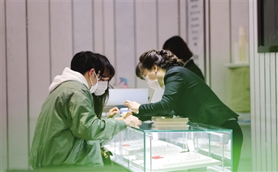 <p>　　商场恢复营业首日就有消费者进店。</p>
