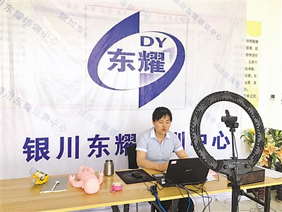 <p>　　高级育婴师张菊正在直播授课。</p>