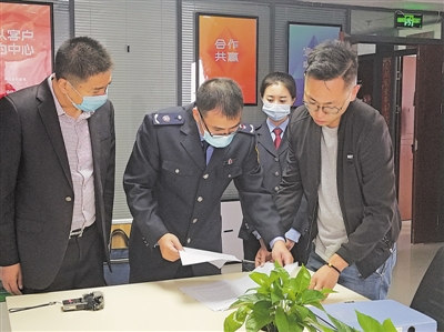 <p>　　自治区市场监督管理厅联合银川市市场监督管理局开展“随机查餐厅”行动，在美团银川市分公司检查外卖商户入网审核制度等情况。</p>