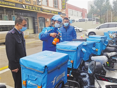 <p>自治区市场监督管理厅联合银川市市场监管局，在饿了么配送站检查餐箱消毒等情况。</p><p>（本版图片均本报记者　陶涛　摄）　</p>