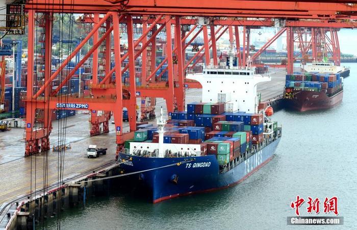 11月7日，中国海关总署公布的最新数据显示，10月中国货物贸易进出口额2.84万亿元人民币，同比增长4.6%。其中，出口同比增长7.6%，进口同比增长0.9%。资料图为厦门港海天集装箱码头。<span target='_blank' href='http://www.chinanews.com/'>中新社</span>记者 王东明 摄