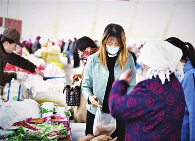 移民村里有了农贸市场