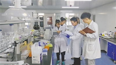 <p>宁夏金宇浩兴农牧业股份有限公司营养检测团队做实验。</p>