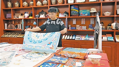 <p>　　岳跃政在整理文创产品。岳跃政负责“宁夏丝路文创”团队日常业务的统筹协调。　　　　　　　（图片由受访者提供）</p>
