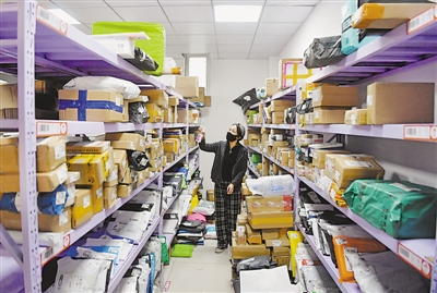 <p>　　银川市金凤区世悦社区阅海壹号院圆通速递妈妈驿站，工作人员为上架快递定时消杀。为了做好疫情防控工作，我区各快递公司实行先消毒、后分派制度，保障收、转、运、派各环节包裹安全。</p><p>　　本报记者　王晓龙　白茹　摄　</p>