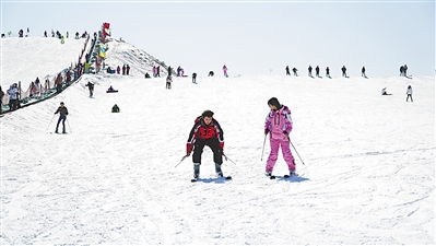 <p>市民在阅海公园滑雪场滑雪。</p>