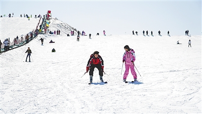 <p>　　市民在阅海公园滑雪场滑雪。</p>