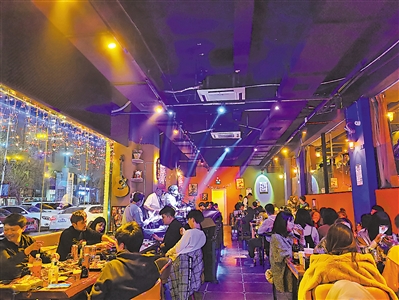 <p>　　周末的大牛远夏民谣酒馆座无虚席。</p>