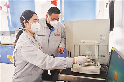 <p>夏青（左）与刘松峰（右）在煤质检分析实验室做实验。</p>