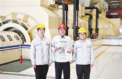 <p>夏青、刘松峰和冯才正（从左至右）在百万机组发电机汽机机头处，与10年前的《宁夏日报》同框。</p>