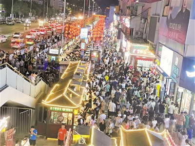 <p>　　热闹的怀远夜市。</p>