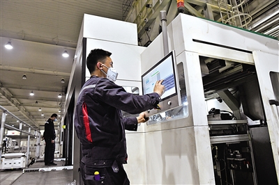 <p>共享集团生产车间里，工人操作3D打印机生产铸件。　本报记者　王鼎　摄</p>