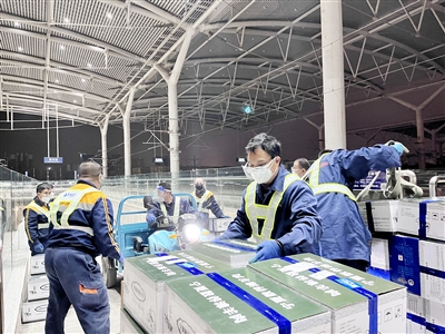     宁陇两地特色农产品通过高铁运往全国。银川火车站供图