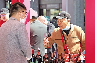     3月28日，在宁夏品质中国行（杭州站）活动上，杭州市民品鉴宁夏葡萄酒。<br/>　　（图片由自治区农业农村厅提供）