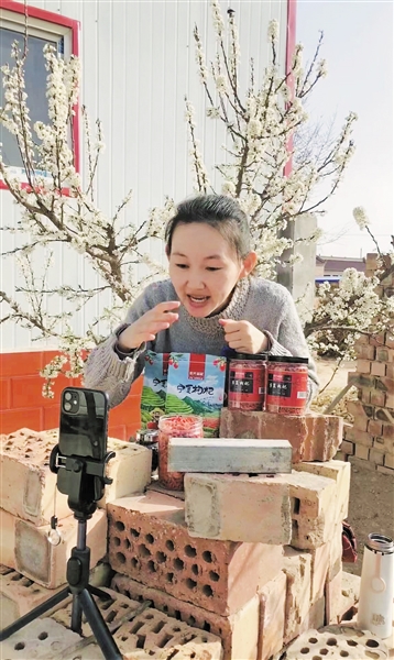 潘红伟在直播中。
