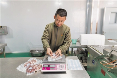<p>　　王旭彤在加工车间对滩羊精细分割产品标签进行检验。</p>