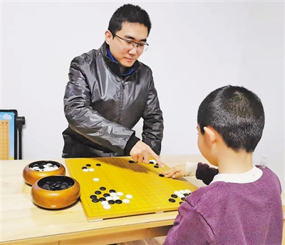 <p>　　张宇用棋局感悟来化解生活困顿。</p>