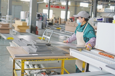 <p>　　华泰龙智能化生产车间，工人正根据条形码显示的要求生产板材。</p><br/><p>　　（本版图片均本报记者　张唯　张瑛　摄）</p>