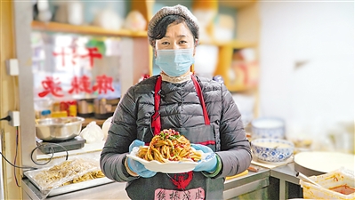 <p>　　马菊连端着刚做好的燕面糅糅。</p>