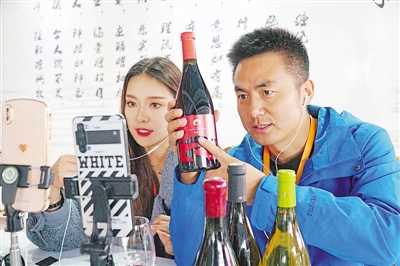 <p>“好酒也怕巷子深”，宁夏贺兰山东麓葡萄酒产区通过“线上+线下”等多种方式，畅通销售途径。</p>