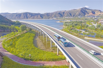 <p>　　路通物畅。　　　　　（本版图片均由隆德县委宣传部提供）</p>
