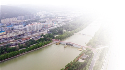 <p>　　近年来，彭阳县聚焦脱贫攻坚，精准发力，城乡面貌焕然一新。本报记者　党硕　摄</p>