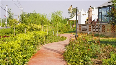 <p>　　农村环境整治提升。</p>