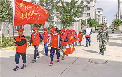 <p>　　红领巾志愿队进社区义务劳动。</p>