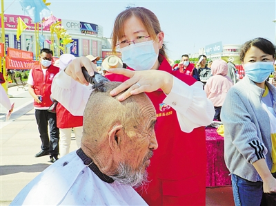 <p>　　志愿者义务为居民理发。</p>