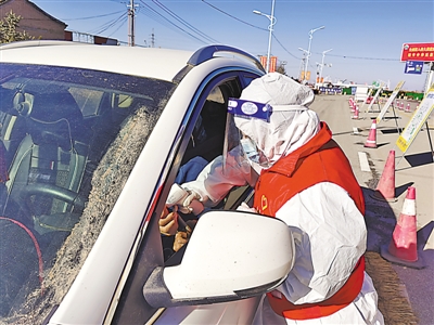 <p>　　“红马夹”坚守在抗疫一线。</p>