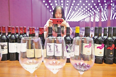 <p>琳琅满目的葡萄酒产品吸引着人们的眼球。</p>