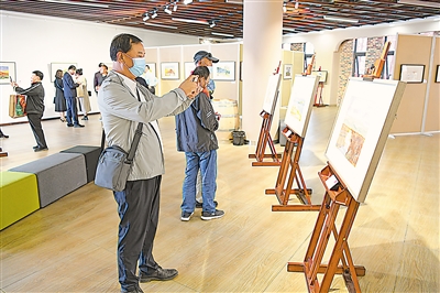 <p>　　9月6日，由贺兰山东麓葡萄产业园区管理委员会、贺兰山东麓葡萄与葡萄酒联合会等单位共同主办的酒庄葡萄酒收藏暨水彩画展在银川拉开帷幕。展览共展出以宁夏风貌为题材的水彩画80幅，各地酒庄葡萄酒近300款。	　　　　　　　　　　　　　　本报记者　王刚　摄</p>