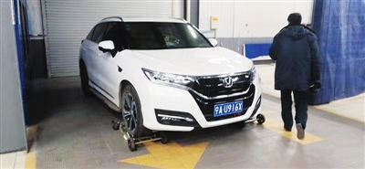 张先生的车至今仍停在4S店内。