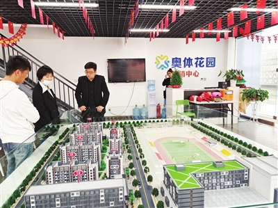     营销中心工作人员向访客介绍项目规划。